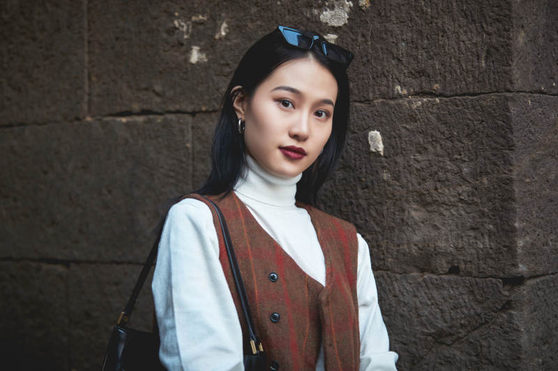 老旧城区里穿着复古港风的美丽清纯少女图片