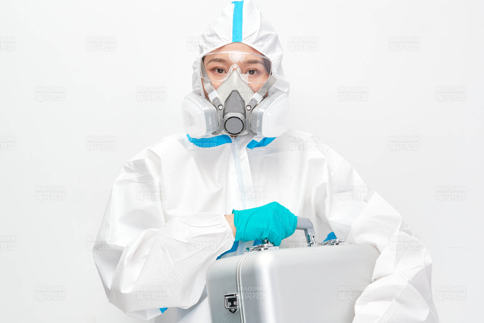 穿白色防护服佩戴护目镜口罩的女性医疗人员图片