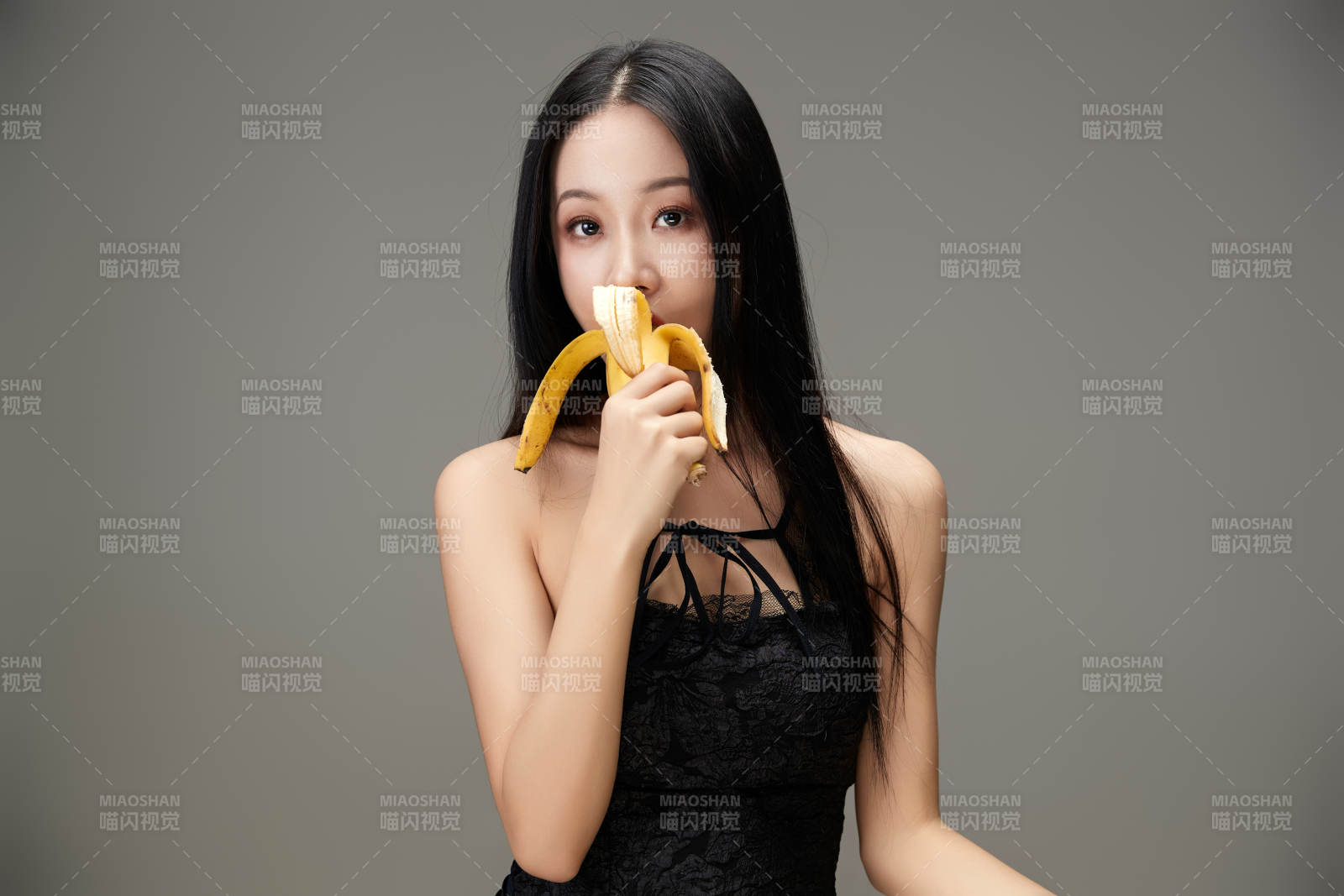 吃水果的亚洲东方长发少女图片