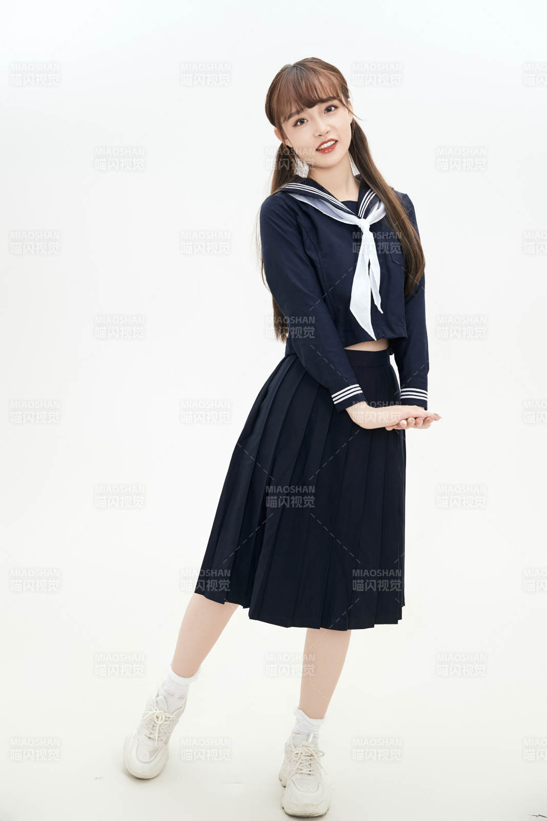 身穿日系高中制服的美丽少女图片