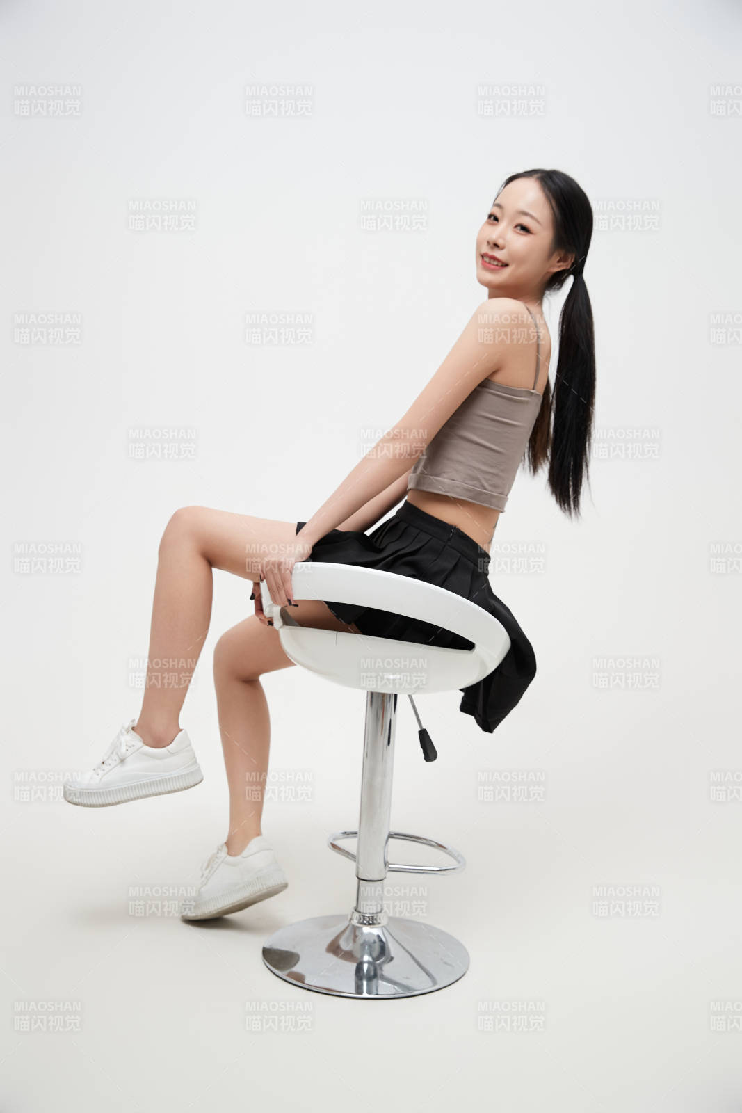 白色背景下的美丽可爱大学生图片