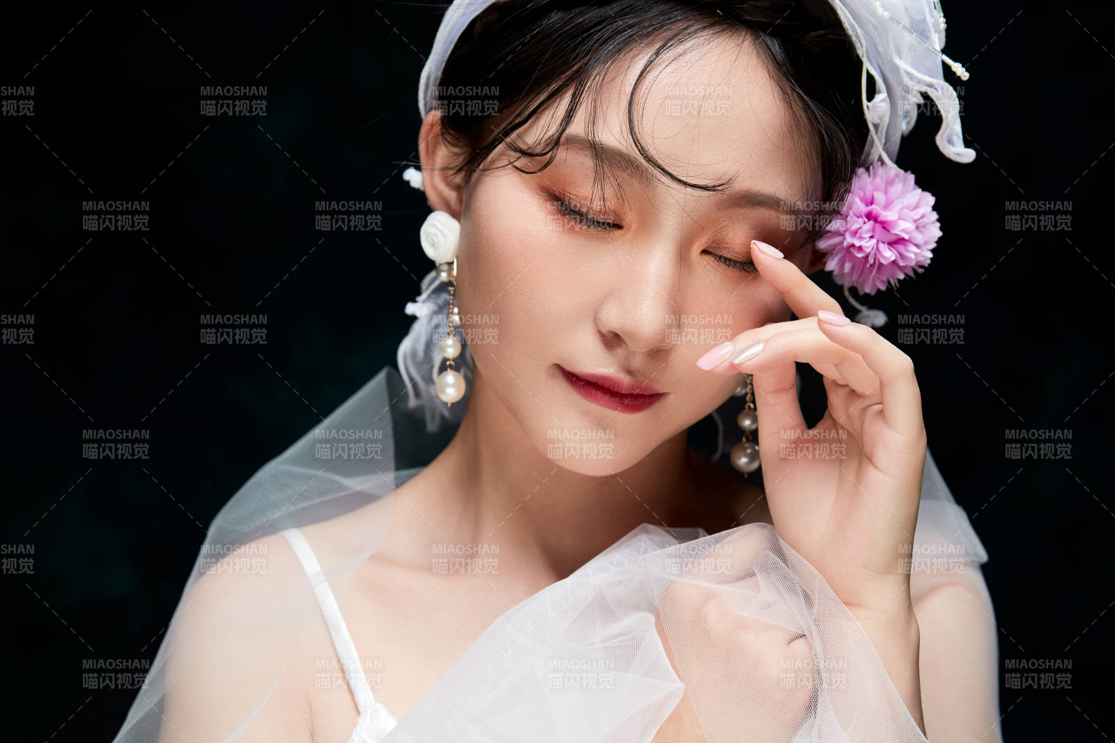 黑色背景下的女性复古婚纱妆面图片