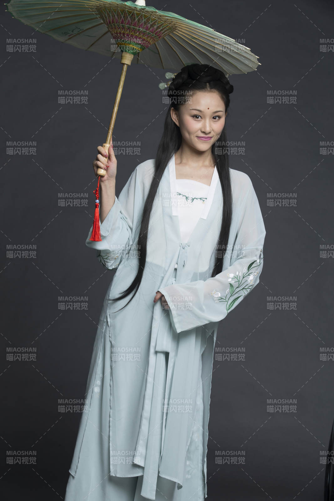 身穿古装的汉服女性人像汉服影棚拍摄图片