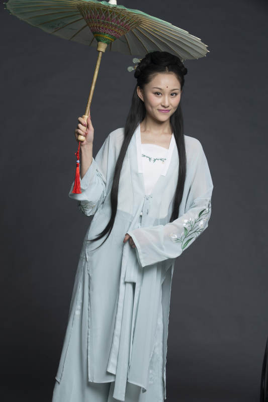 身穿古装的汉服女性人像汉服影棚拍摄图片