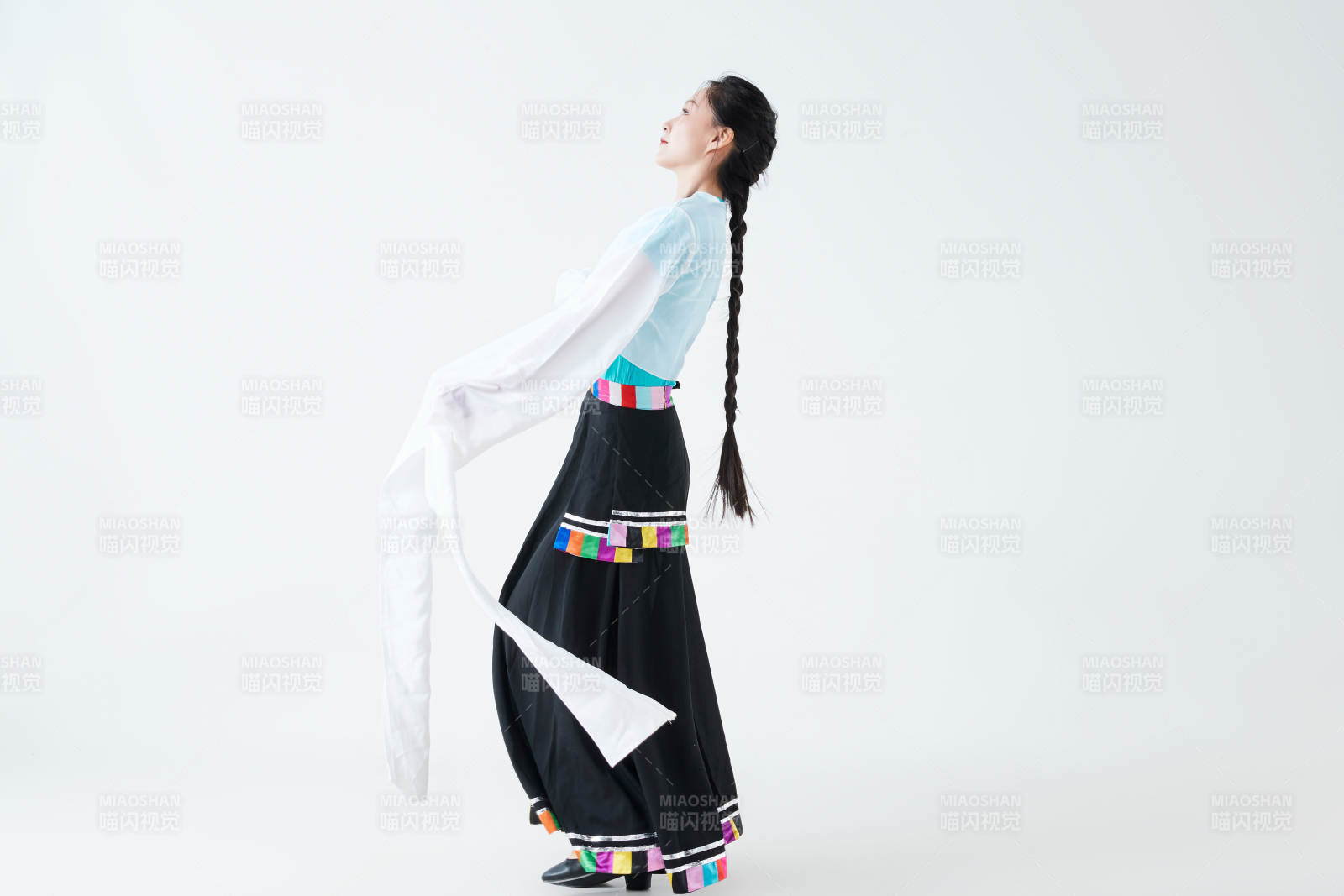 穿着藏族服饰跳着藏族舞蹈的少女图片