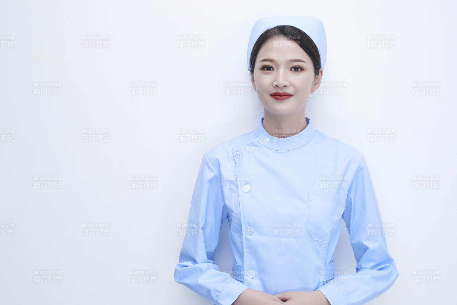 身穿蓝色护士服展示各种表情的漂亮女护士图片