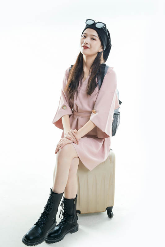 白色背景下准备出发旅行的美丽东方女大学生图片