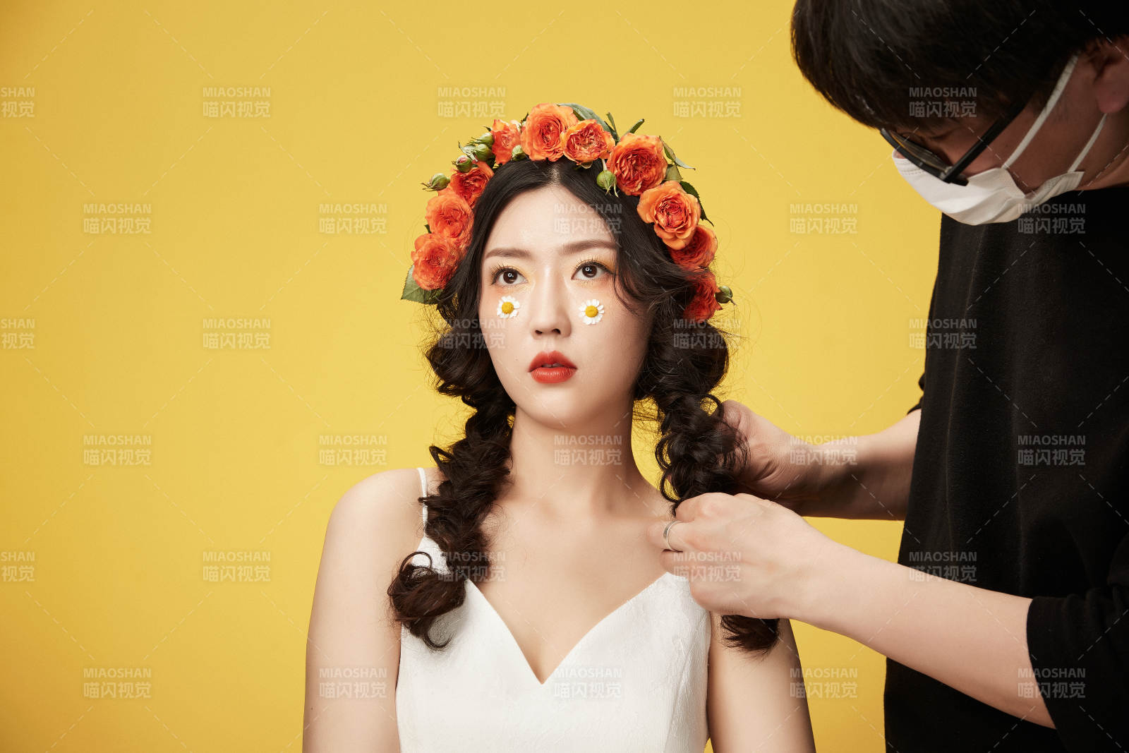 进行美妆化妆的化妆师与模特图片