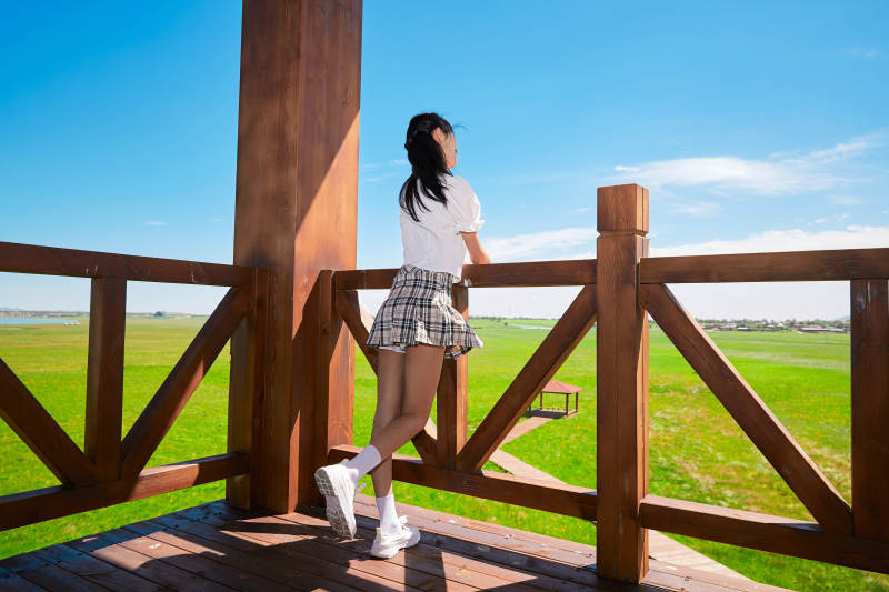 盛夏在草原湿地公园游玩的姑娘图片