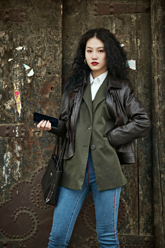 老旧城区里穿着复古港风的美丽清纯少女图片