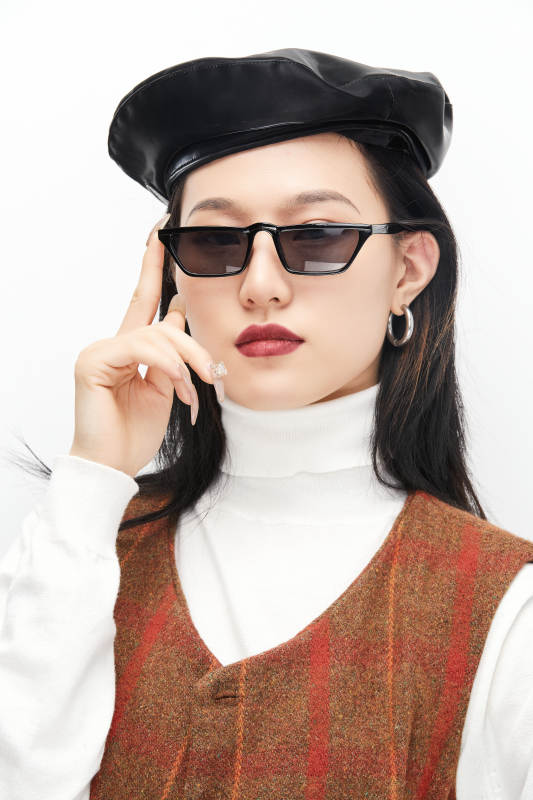 身穿复古服装的亚洲少女人像图片