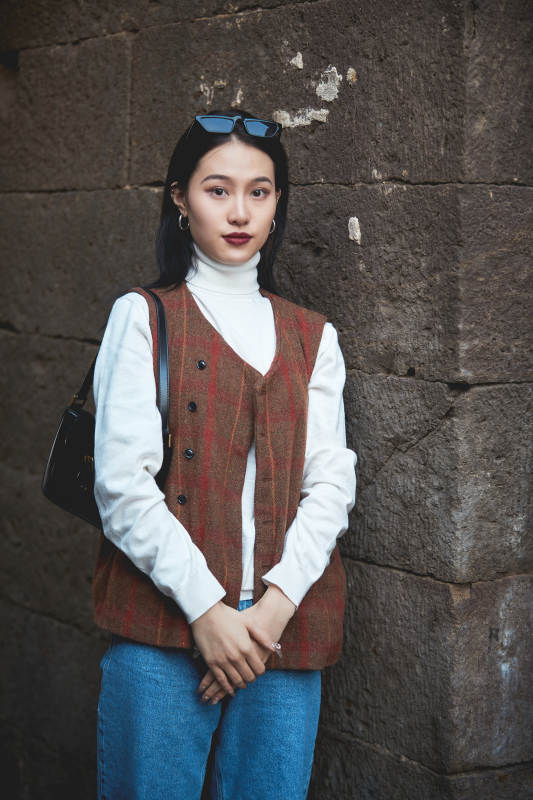 老旧城区里穿着复古港风的美丽清纯少女图片