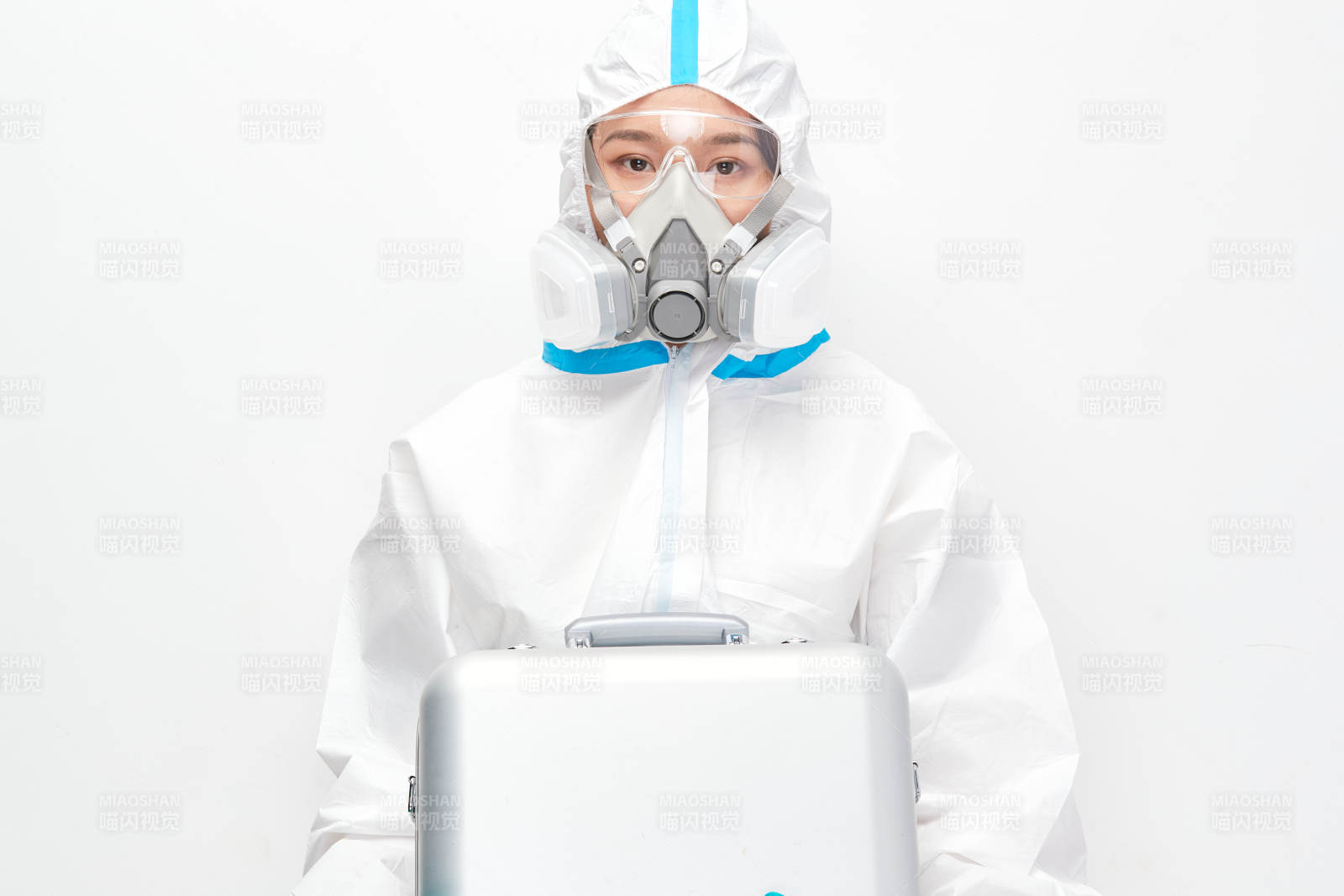 穿白色防护服佩戴护目镜口罩的女性医疗人员图片