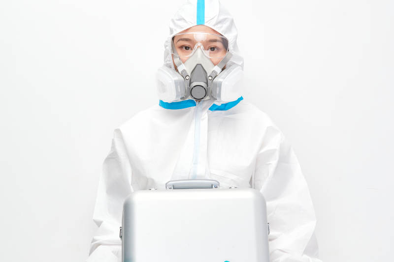 穿白色防护服佩戴护目镜口罩的女性医疗人员图片