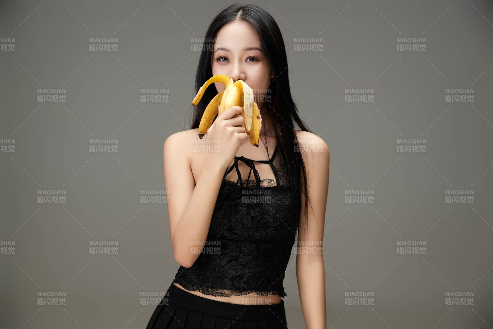 吃水果的亚洲东方长发少女图片