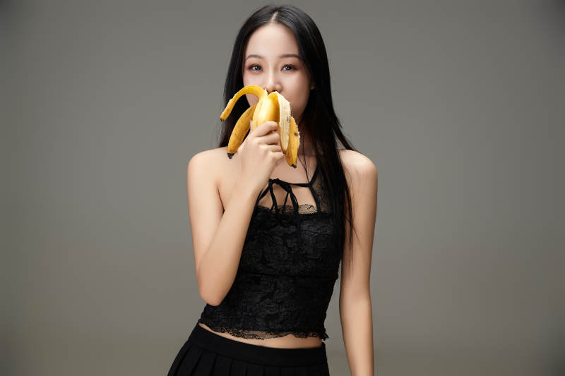 吃水果的亚洲东方长发少女图片