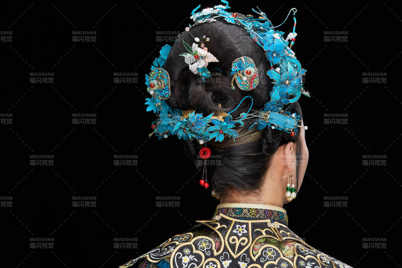 黑色背景下的清代女性古装造型清朝古装图片