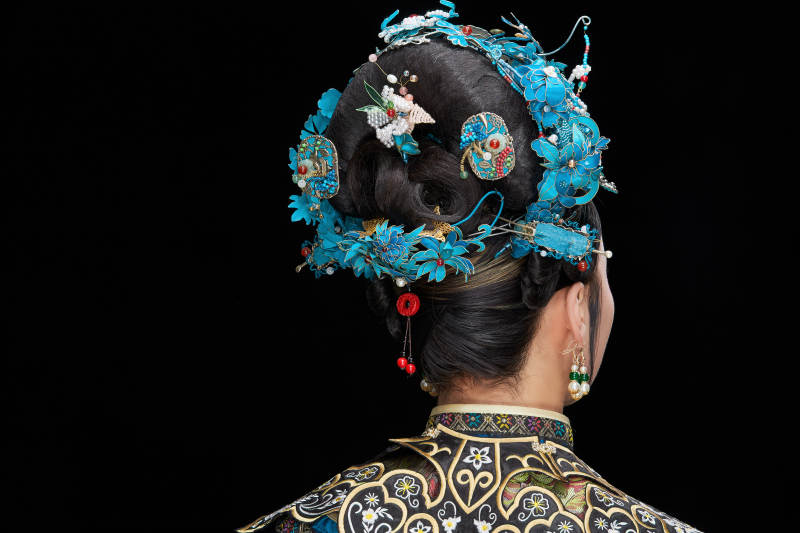 黑色背景下的清代女性古装造型清朝古装图片