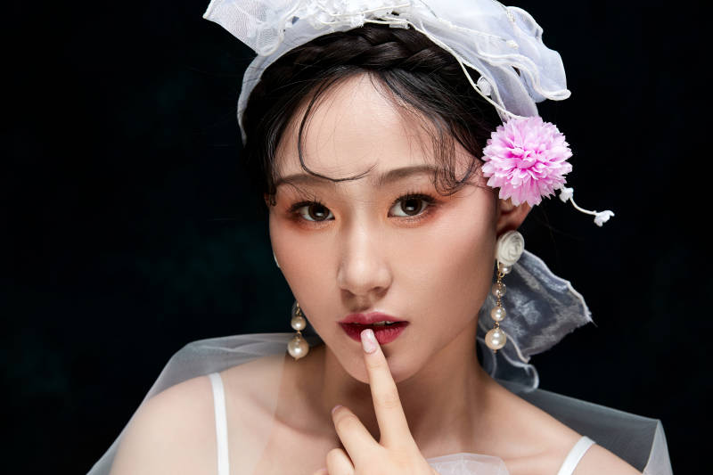 黑色背景下的女性复古婚纱妆面图片