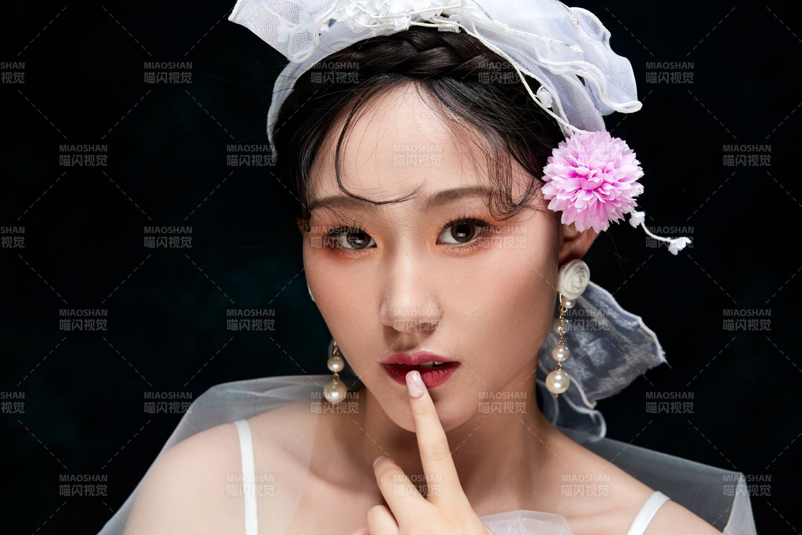 黑色背景下的女性复古婚纱妆面图片