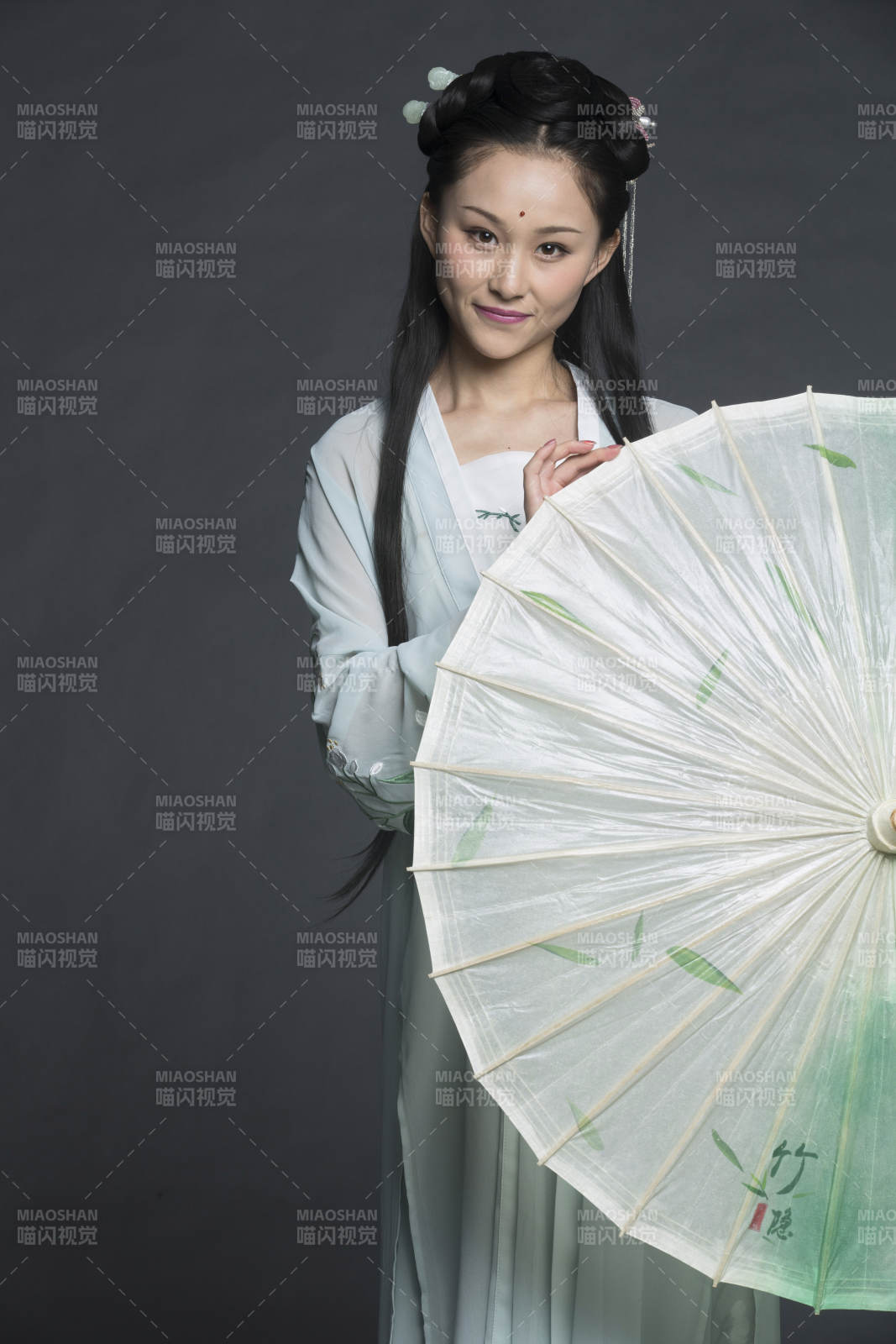 身穿古装的汉服女性人像汉服影棚拍摄图片