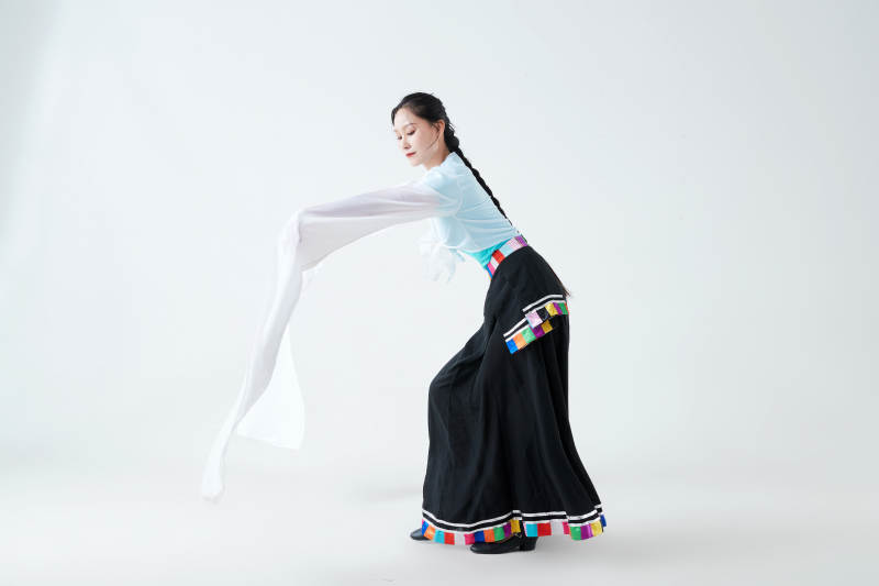 穿着藏族服饰跳着藏族舞蹈的少女图片