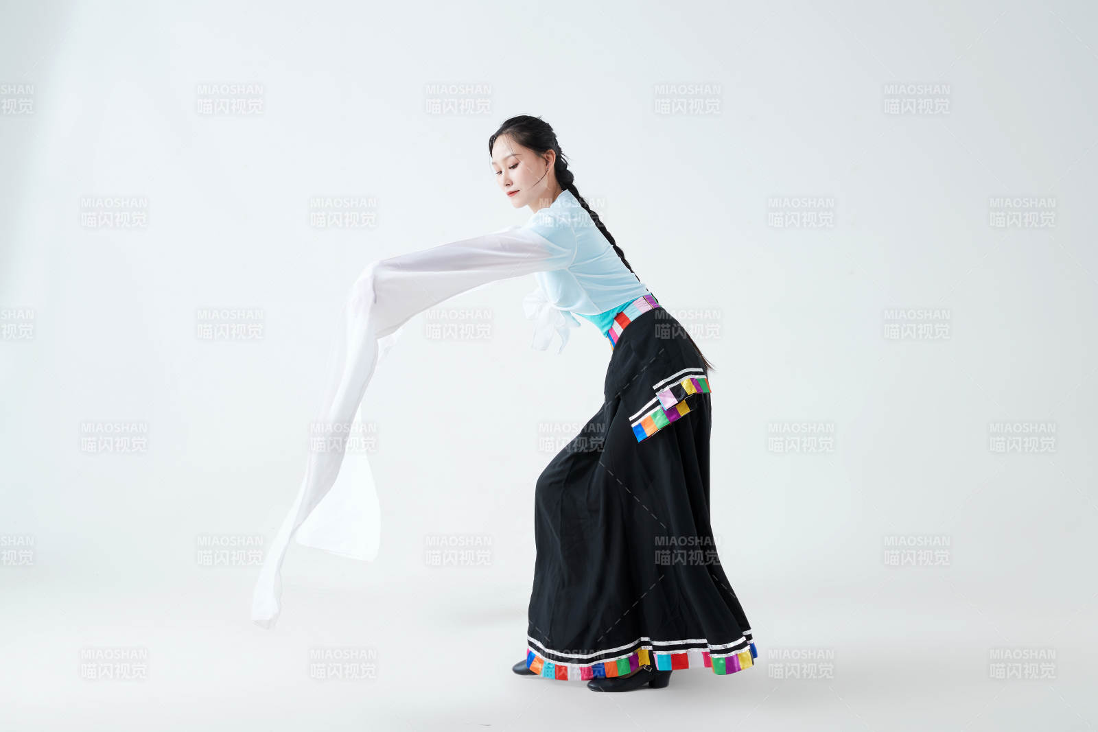 穿着藏族服饰跳着藏族舞蹈的少女图片