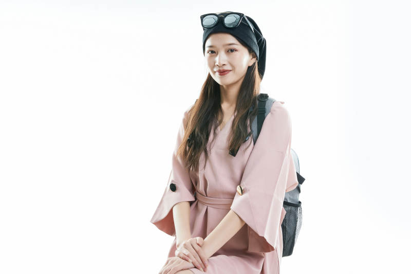 白色背景下准备出发旅行的美丽东方女大学生图片