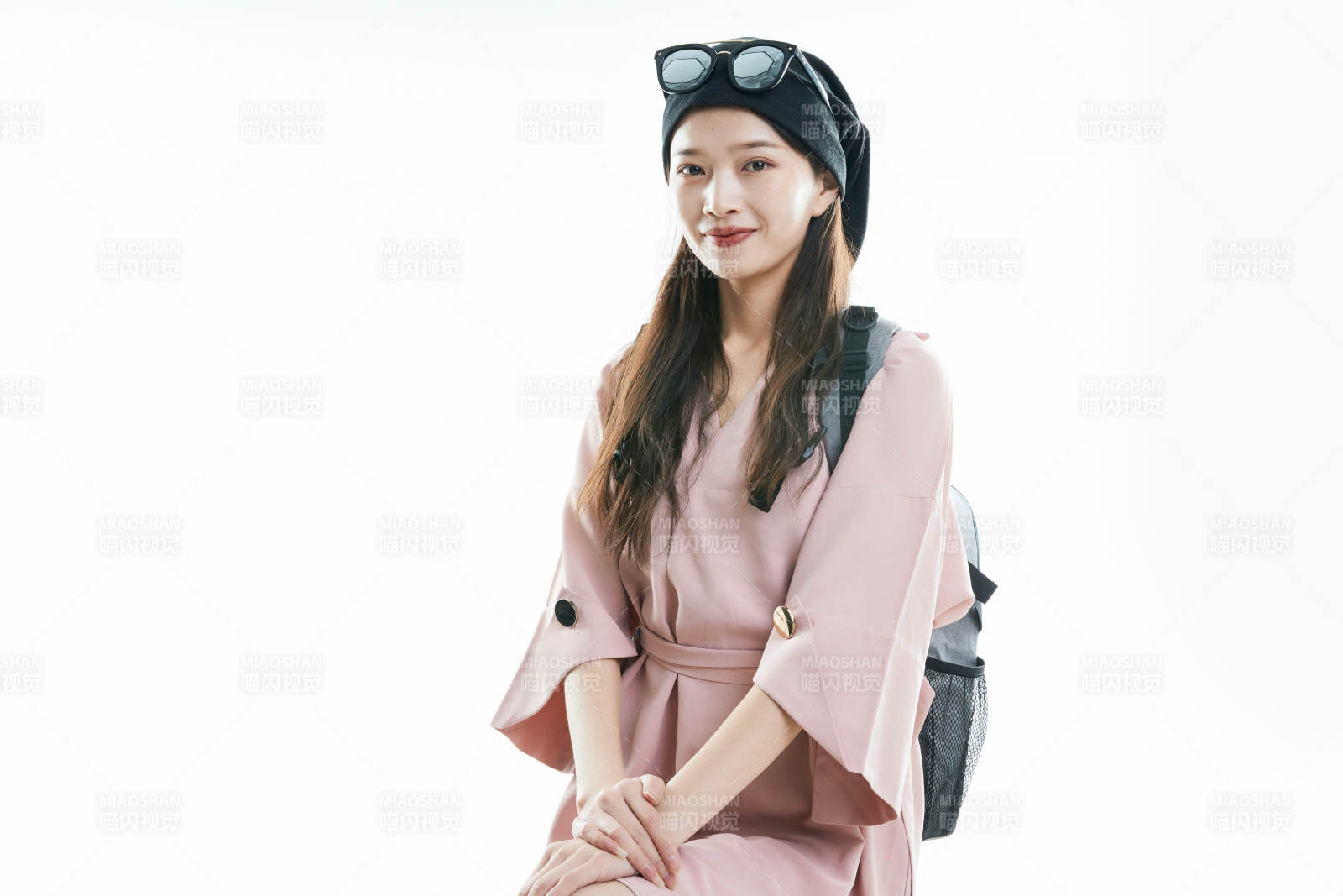 白色背景下准备出发旅行的美丽东方女大学生图片