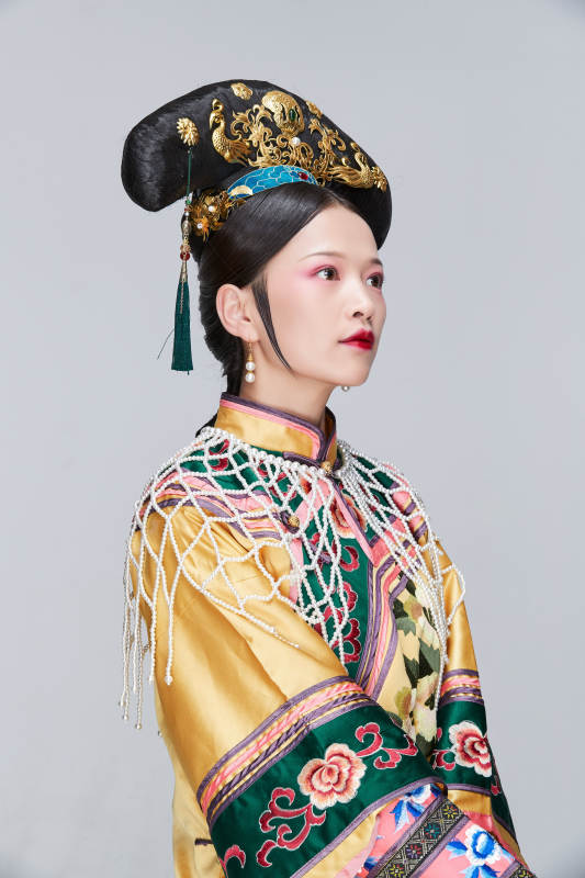 白色背景下的清代女性古装造型清朝古装图片