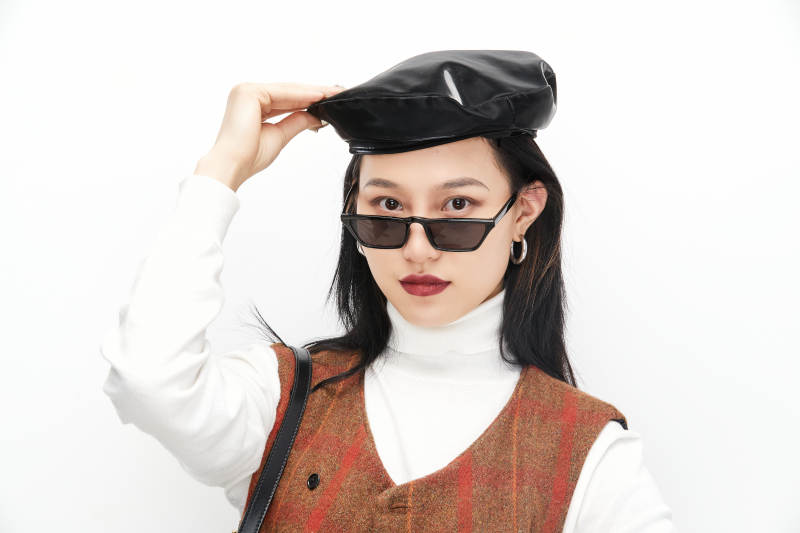 身穿复古服装的亚洲少女人像图片