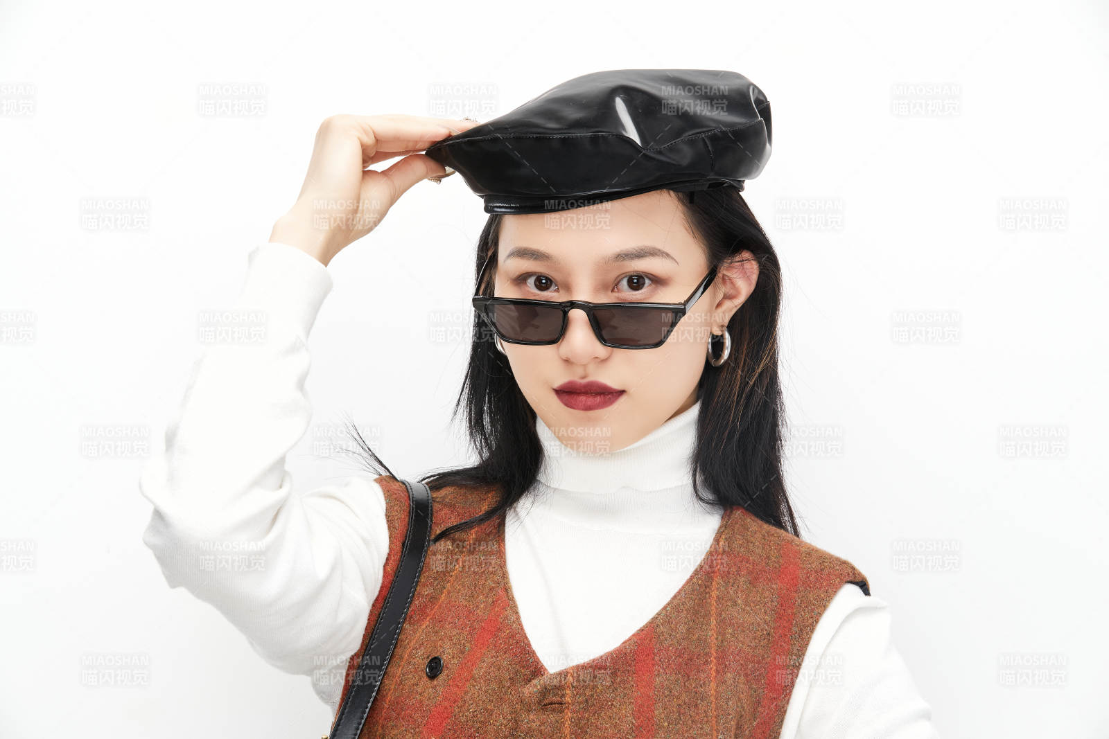 身穿复古服装的亚洲少女人像图片