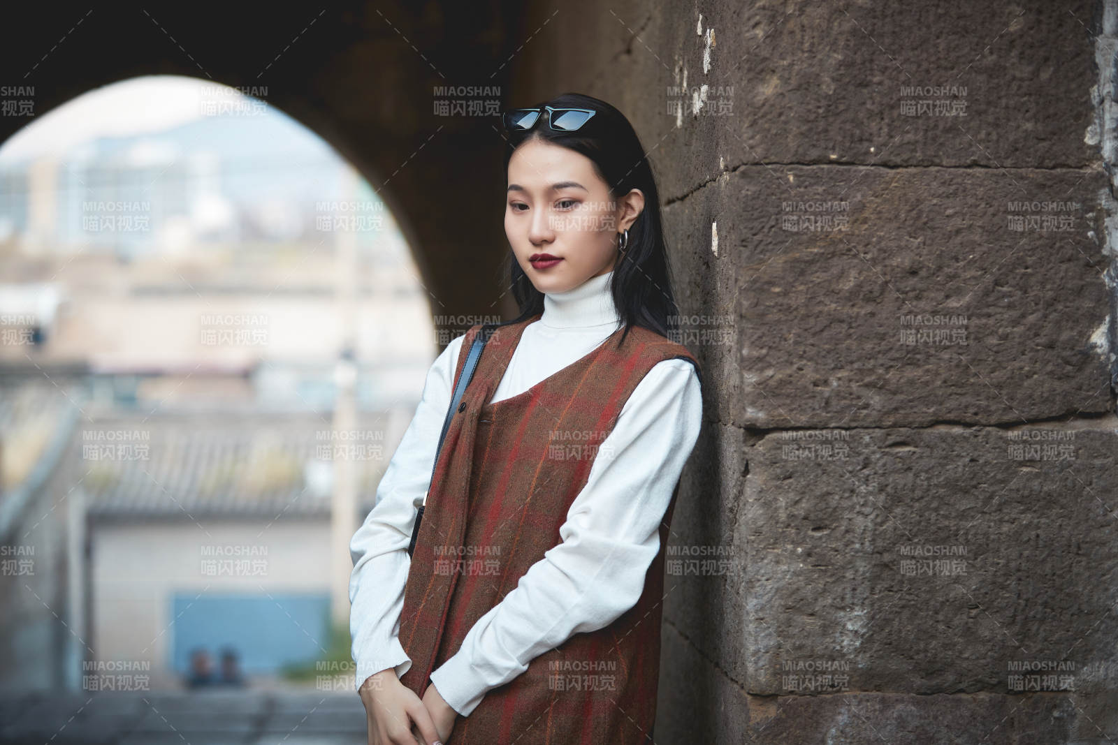 老旧城区里穿着复古港风的美丽清纯少女图片