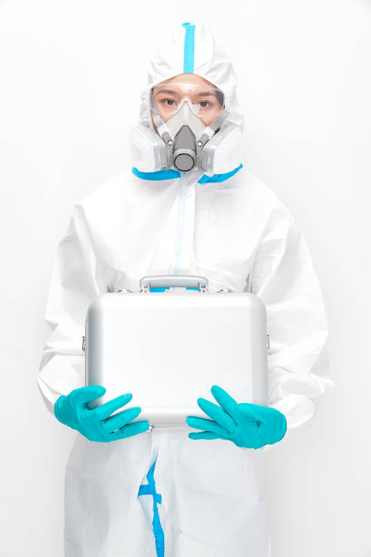 穿白色防护服佩戴护目镜口罩的女性医疗人员图片