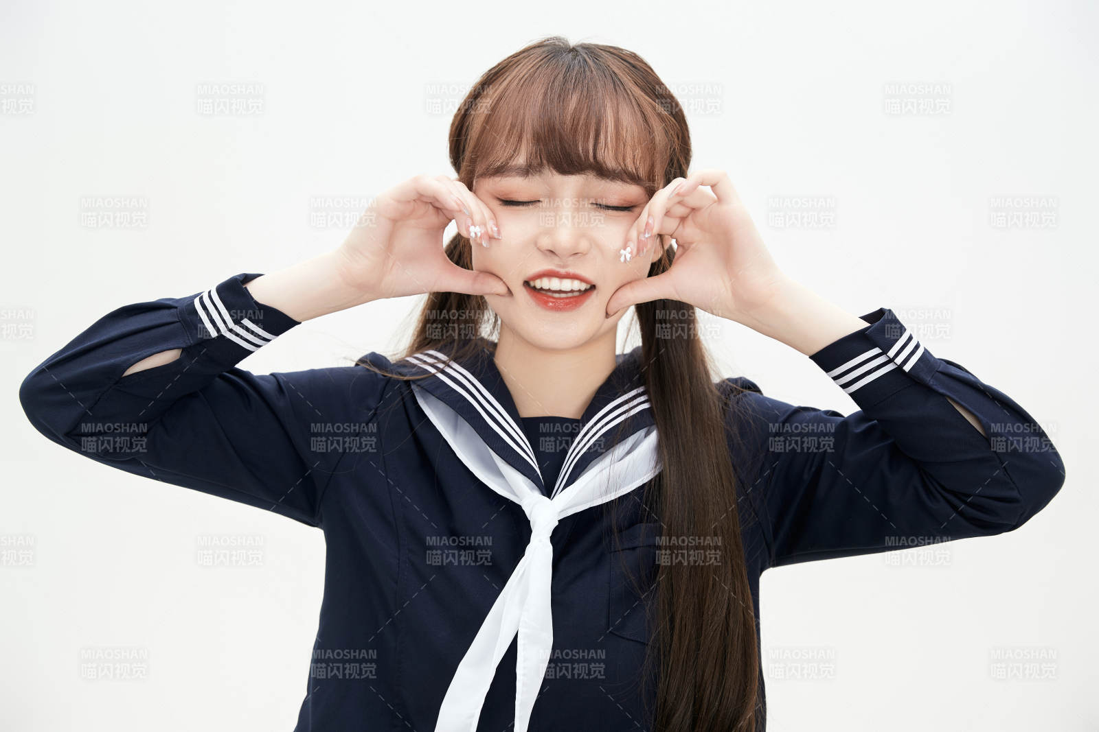 身穿日系高中制服的美丽少女图片