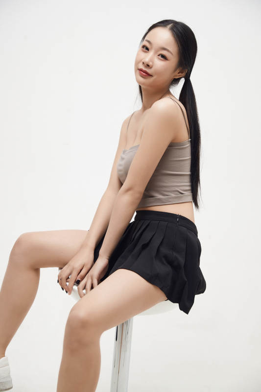 白色背景下的美丽可爱大学生图片