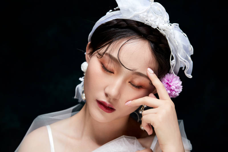 黑色背景下的女性复古婚纱妆面图片