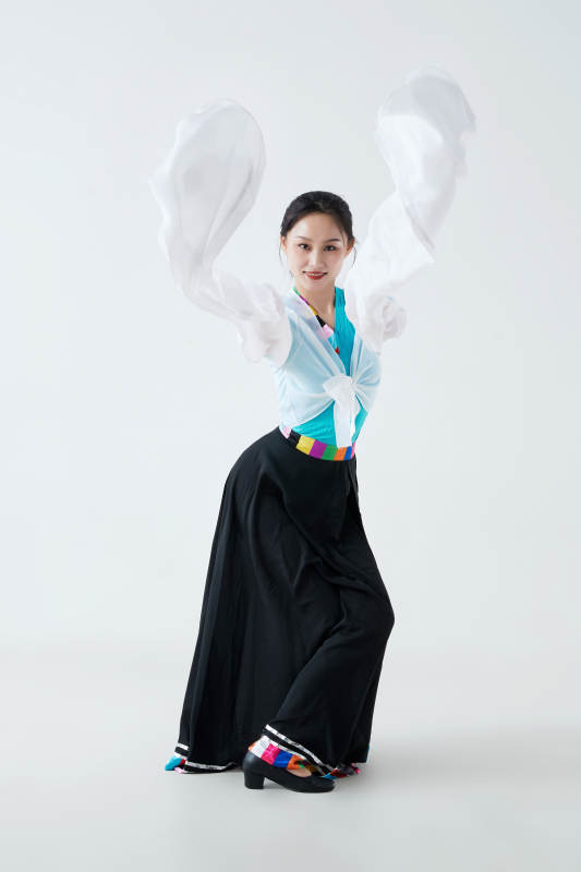 穿着藏族服饰跳着藏族舞蹈的少女图片