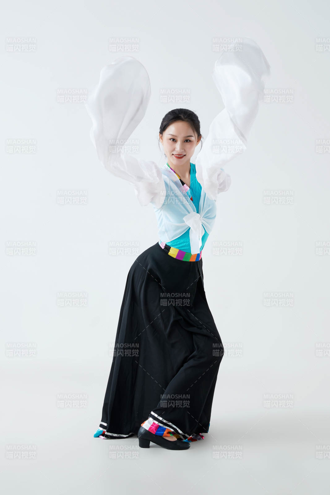 穿着藏族服饰跳着藏族舞蹈的少女图片