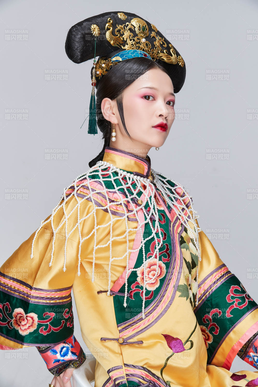 白色背景下的清代女性古装造型清朝古装图片