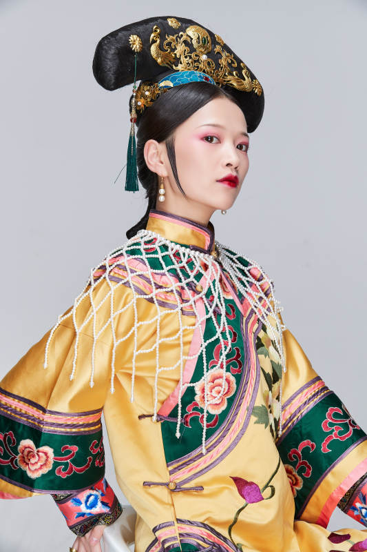 白色背景下的清代女性古装造型清朝古装图片