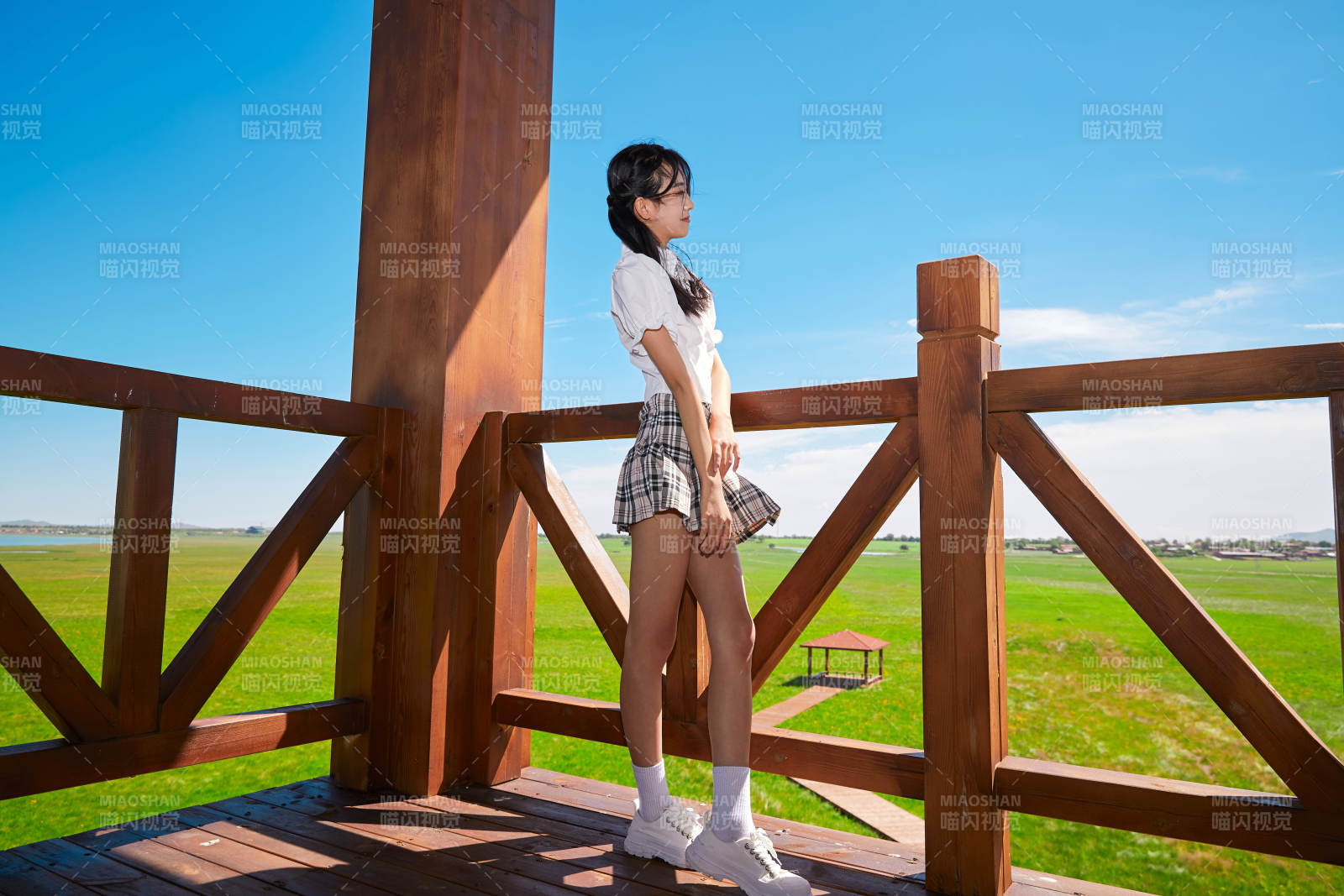 盛夏在草原湿地公园游玩的姑娘图片