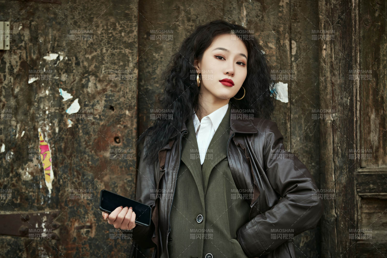 老旧城区里穿着复古港风的美丽清纯少女图片