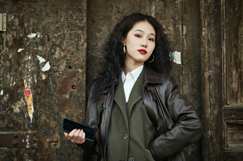 老旧城区里穿着复古港风的美丽清纯少女图片