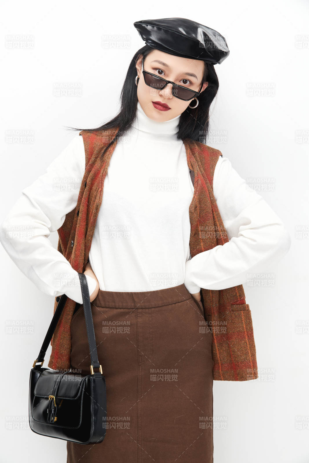 身穿复古服装的亚洲少女人像图片