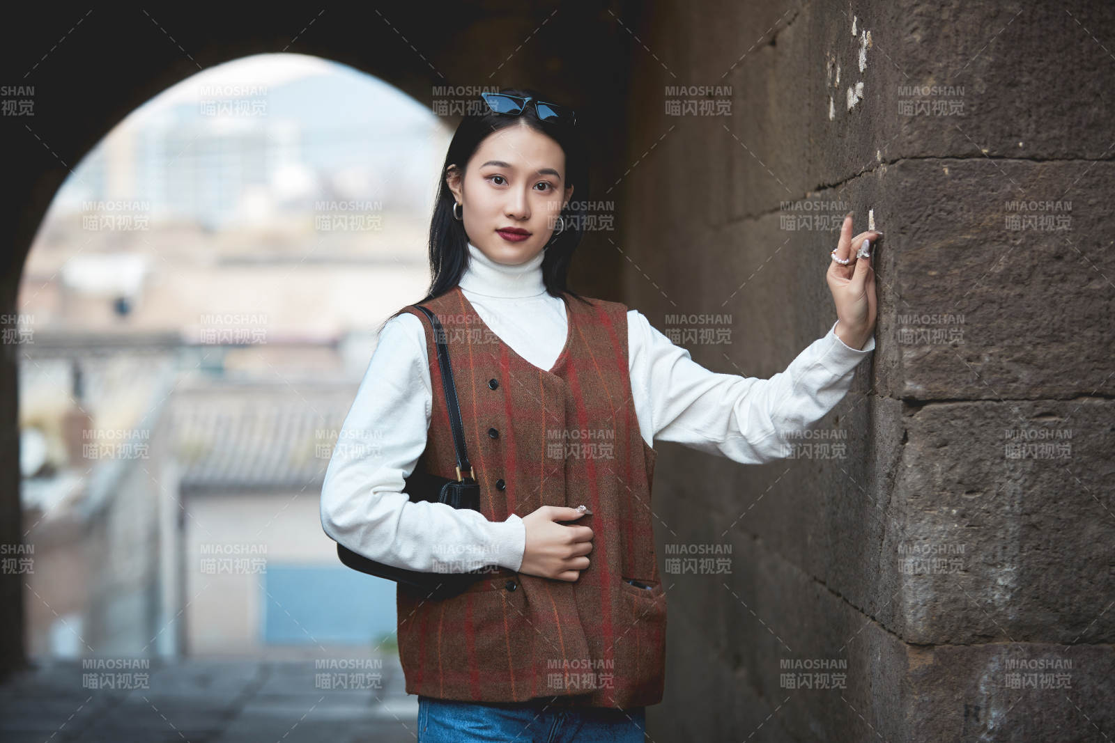 老旧城区里穿着复古港风的美丽清纯少女图片