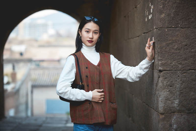 老旧城区里穿着复古港风的美丽清纯少女图片