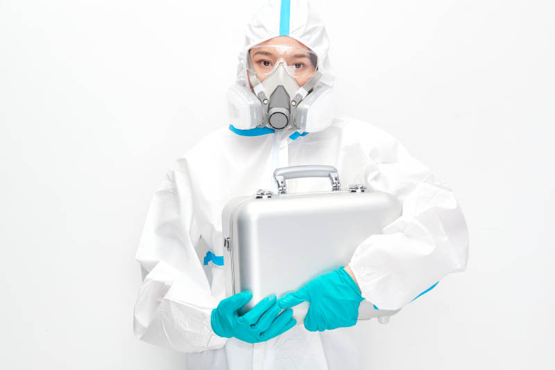 穿白色防护服佩戴护目镜口罩的女性医疗人员图片