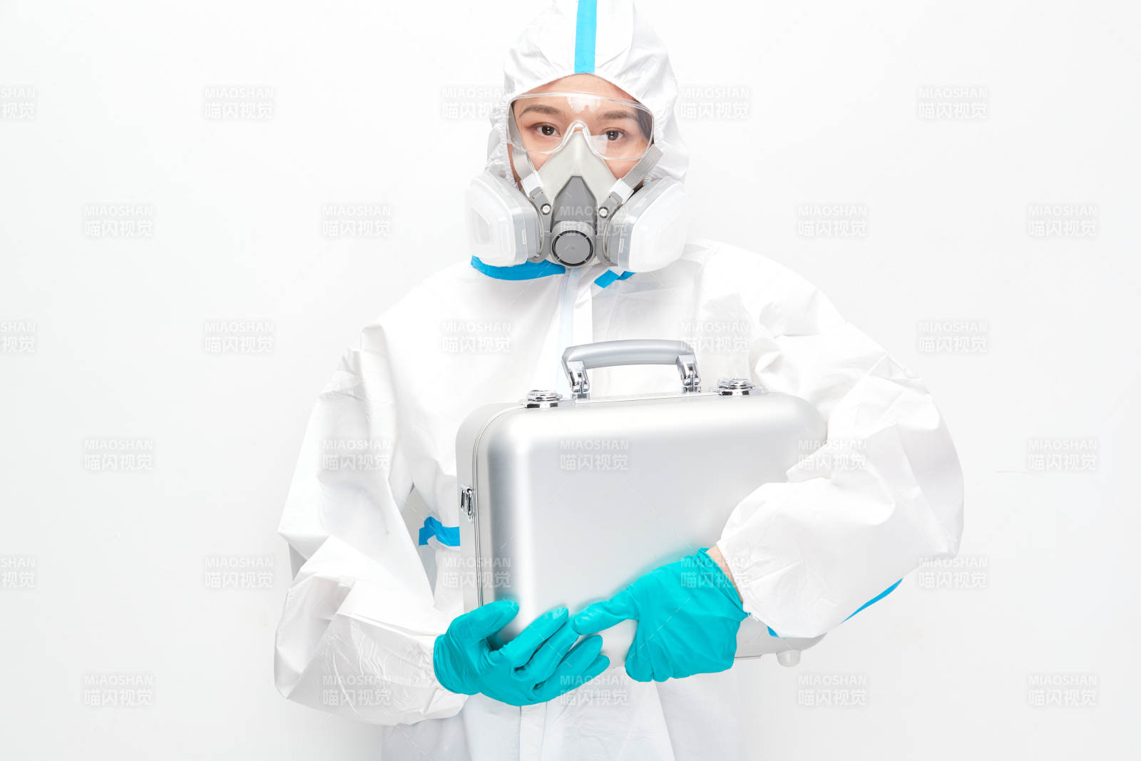 穿白色防护服佩戴护目镜口罩的女性医疗人员图片