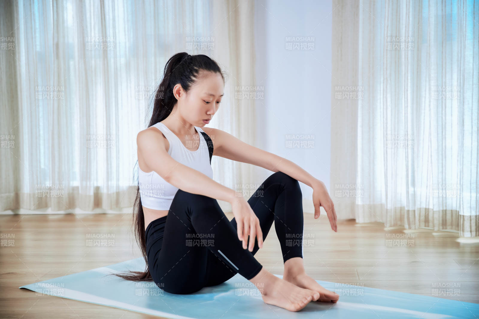 做瑜伽动作的亚洲年轻女性图片